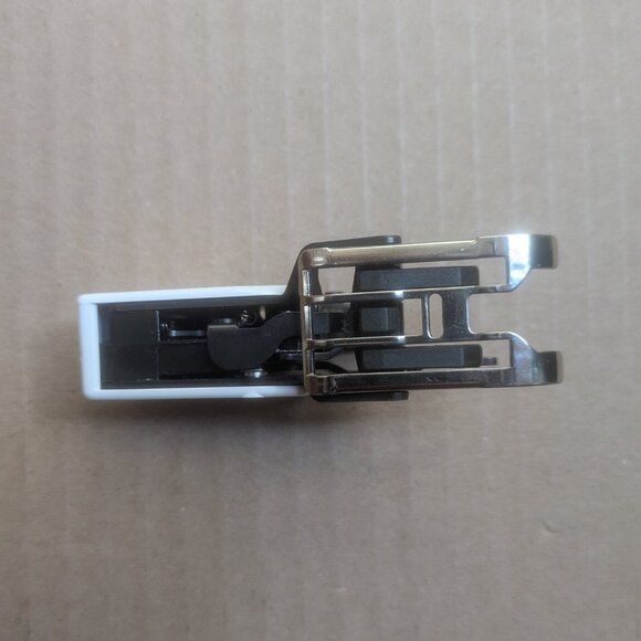 BERNINA old-style walking foot #50 with standard closed-toe sole - Picture 8 of 10